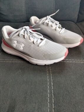 Under Armour Surge 3 Womens Running Shoes Trainers Gray Pink Sz 8 Mesh Athletic